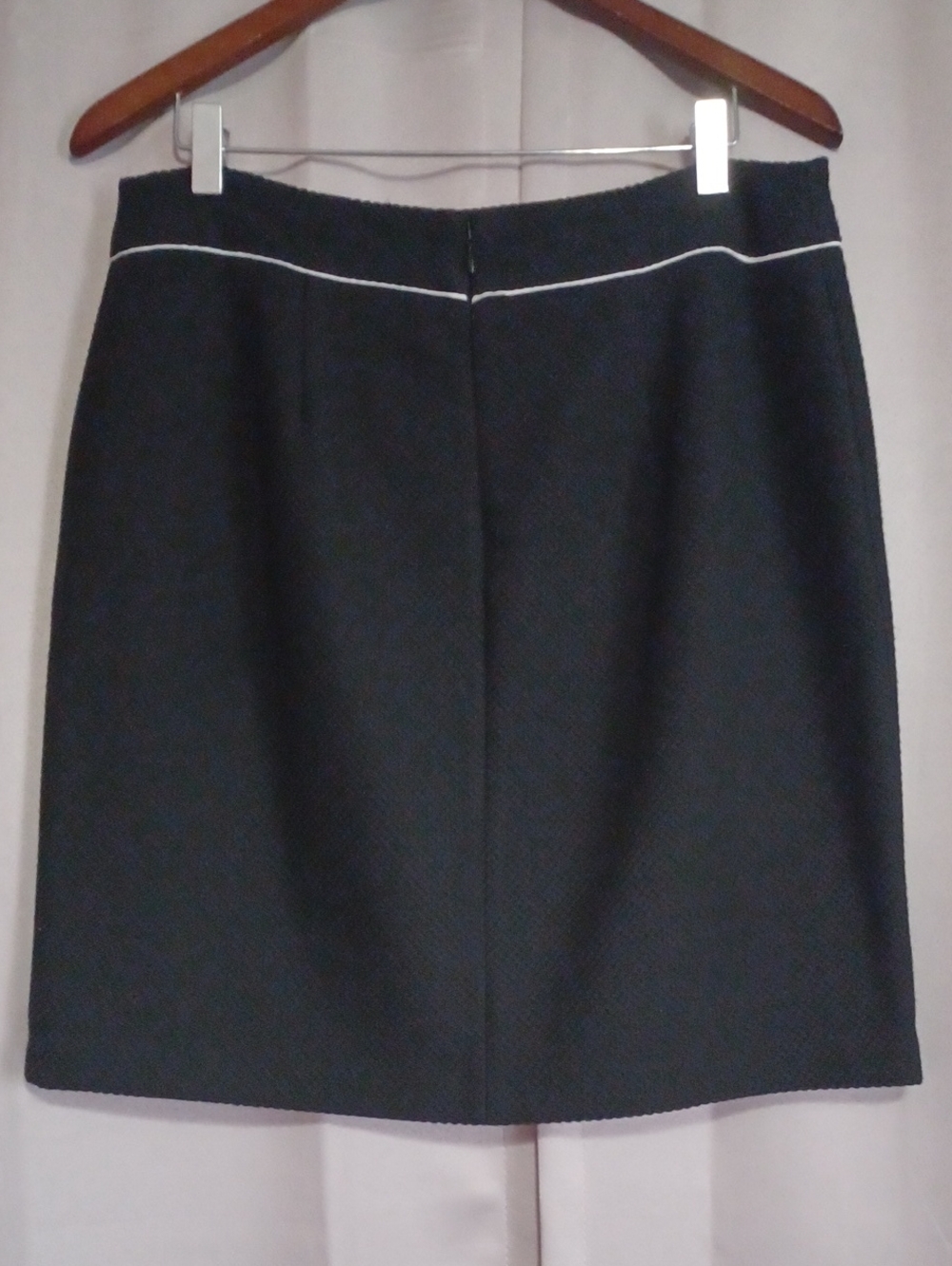 WHBM Black Textured Knit Mini Pencil Skirt White Piping Trim Size 10 - Picture 9 of 15